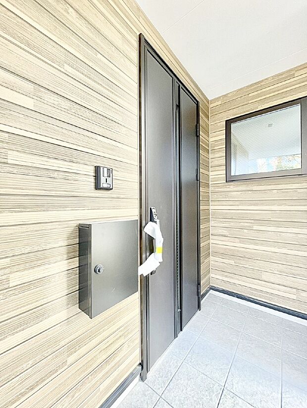 【玄関】玄関前は雨が降っても濡れにくい屋根付き