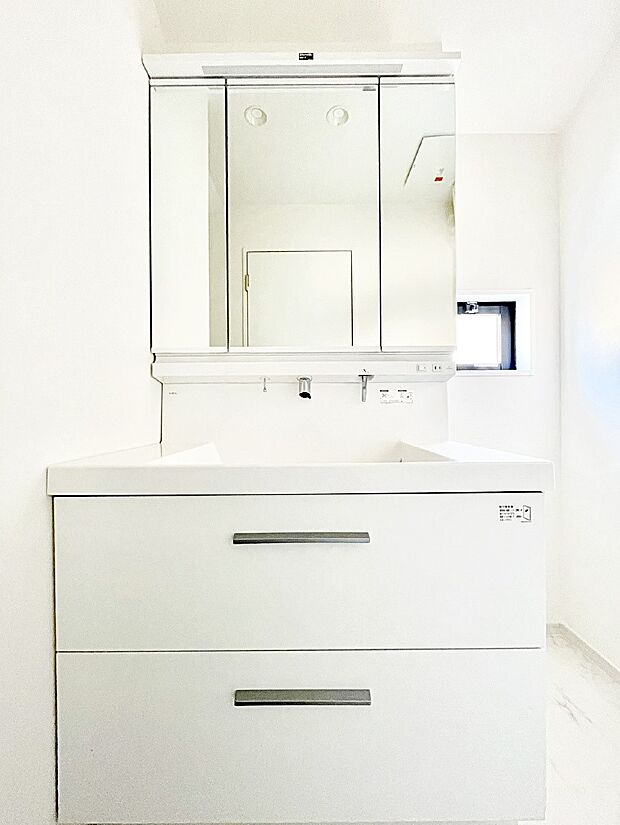 【洗面台・洗面所】スタイリングに便利な三面鏡、ミラーキャビネットで細かい物スッキリ