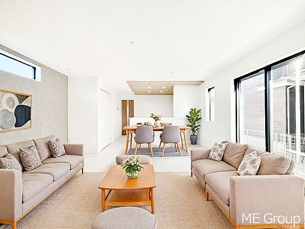 【リビング】アクセントクロスを使用したワンランクアップの空間 ※家具はCGです