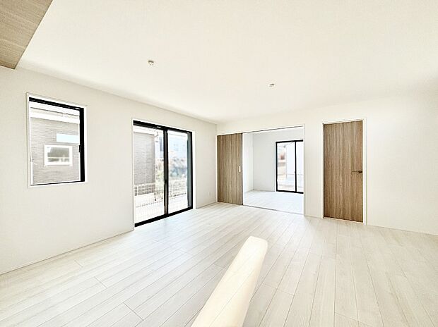 【リビングダイニング】明るい陽光が注ぎ、寛ぎの雰囲気に満たされるリビング・ダイニング。