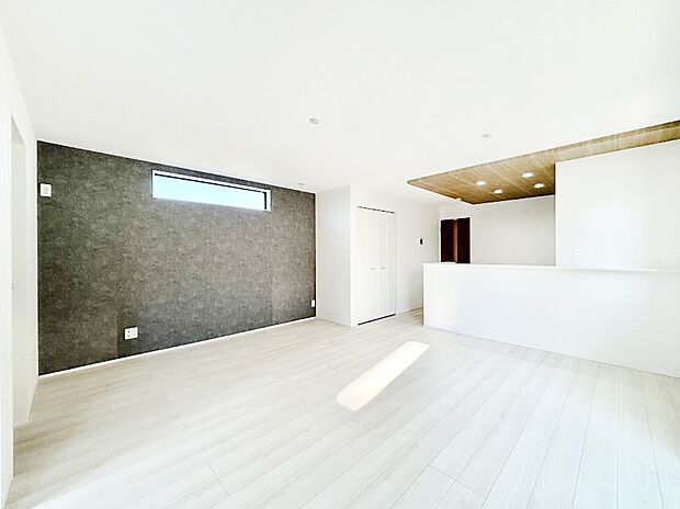 【ダイニング】家族の笑顔が自然と生まれてくる、そんな雰囲気のダイニングに仕上がっています。