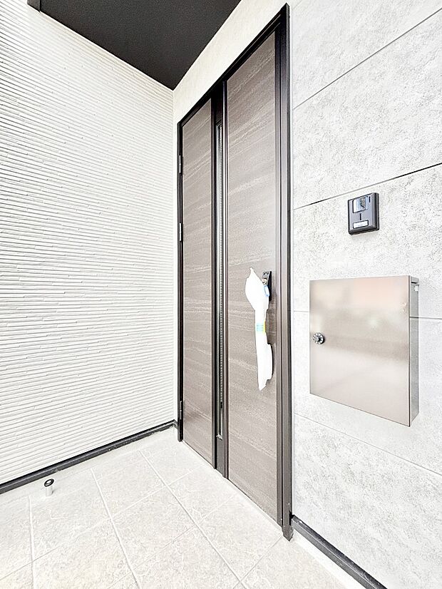 【玄関】玄関前は雨が降っても濡れにくい屋根付き