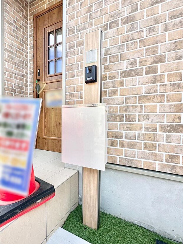 【その他現地】シンプルデザインのポスト。