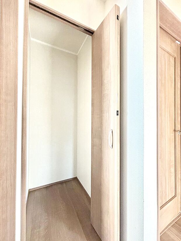 【その他設備(廊下収納)】廊下収納。掃除道具や季節の小物を収納することができます。