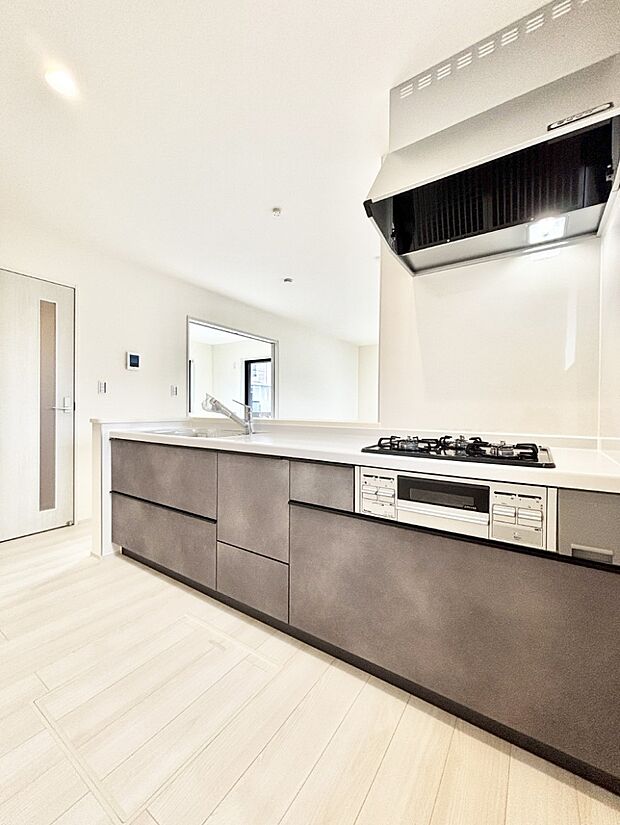 【ダイニングキッチン】料理をしながらご家族との会話を楽しめる対面カウンターキッチン