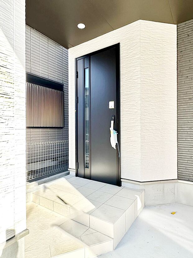 【玄関】玄関前は雨が降っても濡れにくい屋根付き