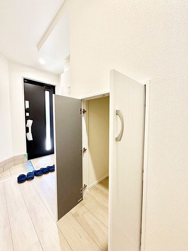 【その他設備(廊下収納)】掃除用具や生活雑貨の保管に便利な廊下収納