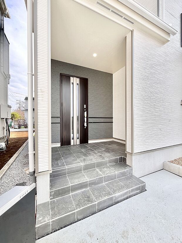 【玄関】玄関アプローチにはプランターを並べて季節の花でお客様をおもてなしできます。