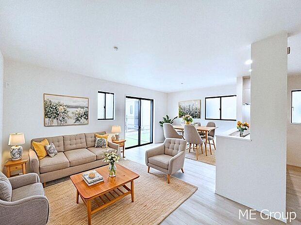 【リビング】ご家族の賑やかな話し声で包まれる明るいリビング  ※家具はCGです