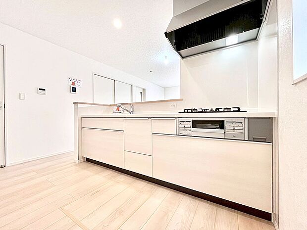 【ダイニングキッチン】料理をしながらでもご家族との会話を楽しめる対面キッチン