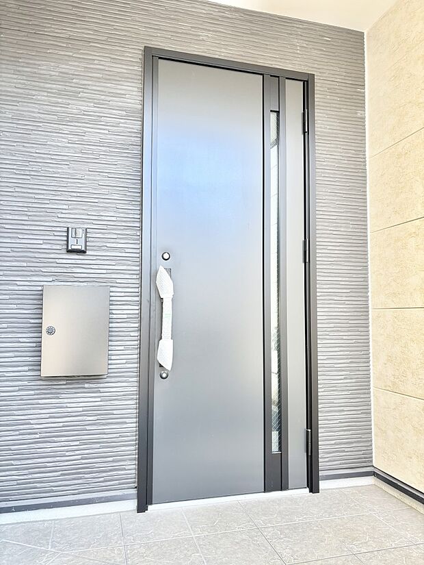 【玄関】玄関前は雨が降っても濡れにくい屋根付き