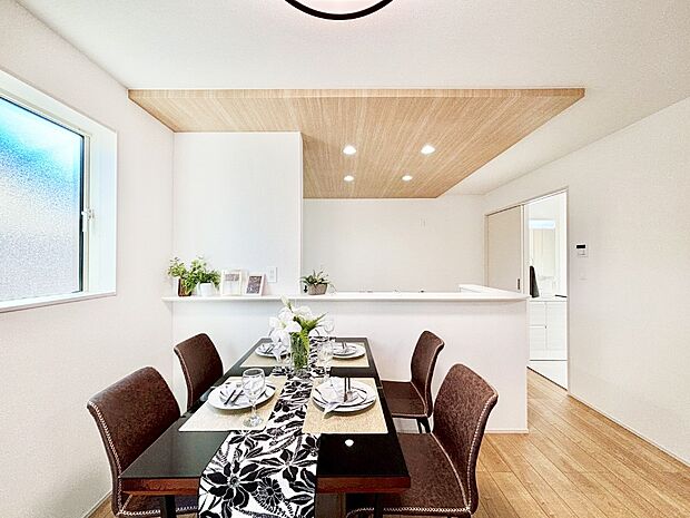 【リビングダイニング】明るい陽光が注ぎ、寛ぎの雰囲気に満たされるリビング・ダイニング。