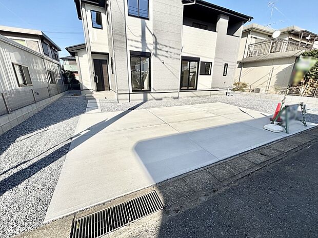 【駐車場】駐車3台可能!急なお客様の駐車に。また、ご家族の自転車スペースとしても大活躍。