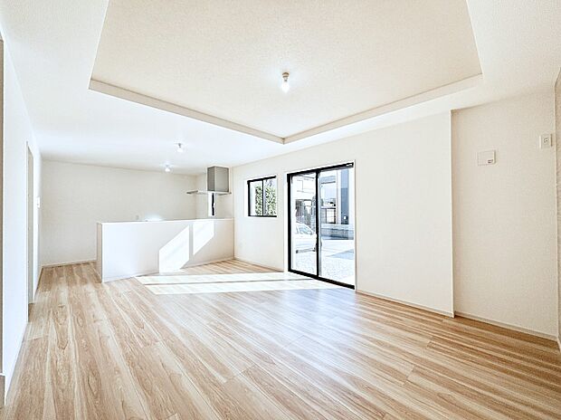 【リビングダイニング】大きな窓からたっぷりの陽光と風を感じられるリビング