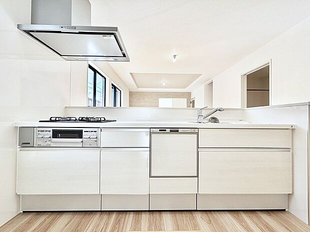 【キッチン】リビングを見渡せる人気のカウンターキッチン。 家族を見守りながら家事をすることができます。