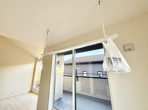 【その他設備(室内物干し)】室内物干しポール。梅雨や花粉の時期に大活躍します。  