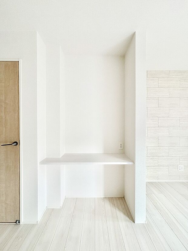 【その他設備(リビングカウンター)】リビングカウンター。リモートワークやお子様の勉強机など、作業スペースにおすすめです。