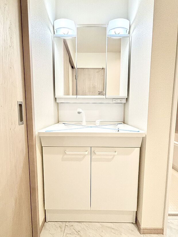 【洗面台・洗面所】大きく見やすい三面鏡で清潔感ある洗面台は、身だしなみチェックや肌のお手入れにおすすめです。