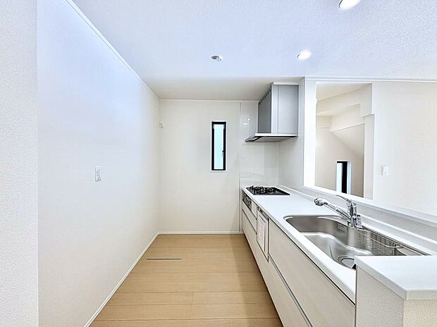 【ダイニングキッチン】爽やかな風が通り抜けるキッチン。窓があるので明るく換気にも役立ちます。