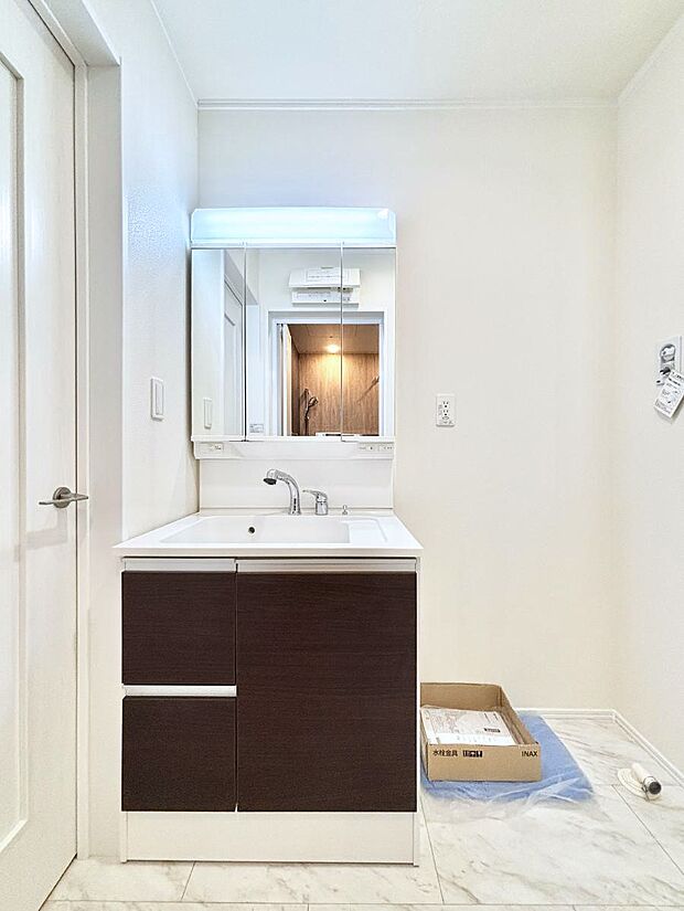 【洗面台・洗面所】大きく見やすい三面鏡で清潔感ある洗面台は、身だしなみチェックや肌のお手入れにおすすめです。