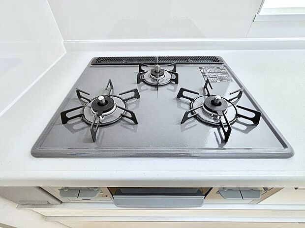 【その他設備(Siセンサーコンロ)】ガスコンロはSiセンサー搭載。火力調節や焦げ付き・消し忘れも防いでくれます。