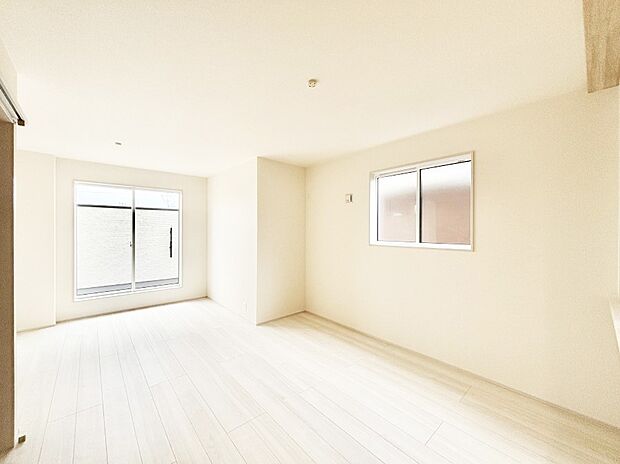 【リビングダイニング】大きな窓からたっぷりの陽光と風を感じられるリビング