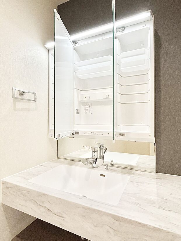 【その他設備(三面鏡裏収納)】三面鏡の裏に、化粧品や衛生用品などを収納可能。洗面台をすっきりと保ちます！