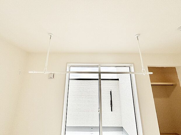 【その他設備(室内物干し)】室内物干しポール。梅雨や花粉の時期に大活躍します。