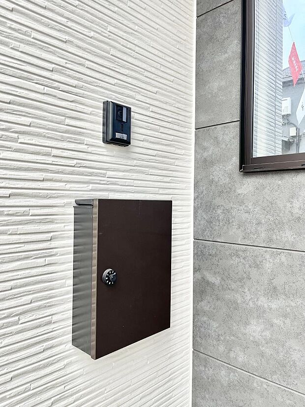 【その他現地】シンプルデザインのポスト。