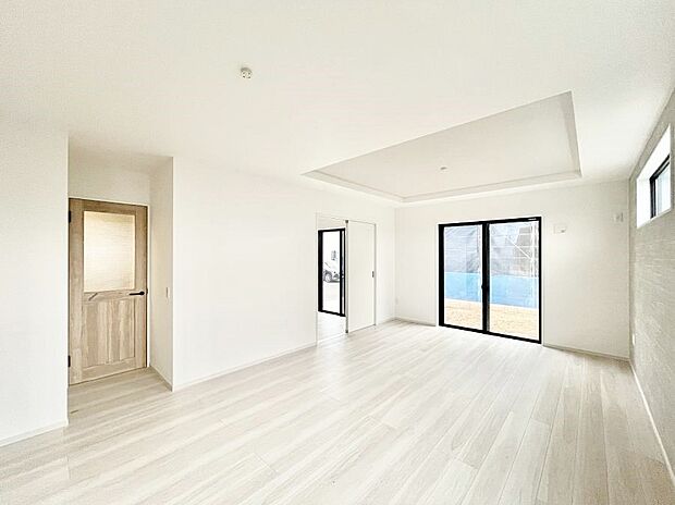 【リビングダイニング】大きな窓からたっぷりの陽光と風を感じられるリビング