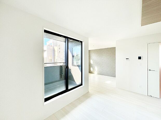 【ダイニング】アクセントクロスがお洒落なダイニング。家族でのんびりくつろげる広々スペース。