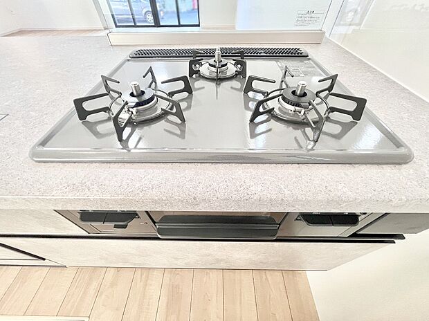 【その他設備(三ツ口コンロ)】三口ガスコンロでお料理が一気にはかどりそう。