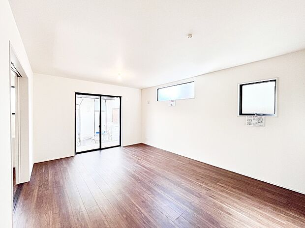 【リビングダイニング】大きな窓からたっぷりの陽光と風を感じられるリビング