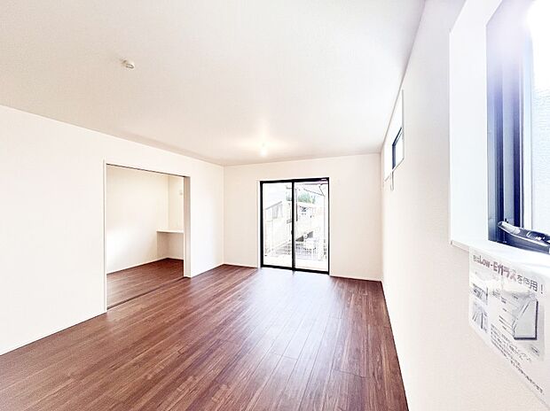 【ダイニング】隣接の洋室を開放すればさらに広々空間に