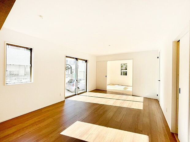 【ダイニング】明るい陽光が注ぎ、寛ぎの雰囲気に満たされるダイニング。   