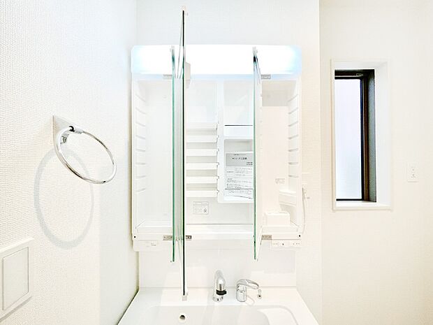 【その他設備(三面鏡裏収納)】三面鏡の裏に、化粧品や衛生用品などを収納可能。洗面台をすっきりと保ちます！