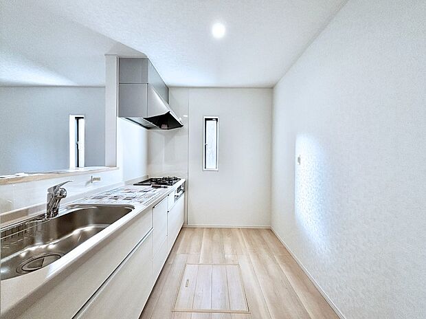 【ダイニングキッチン】爽やかな風が通り抜けるキッチン。窓があるので明るく換気にも役立ちます。