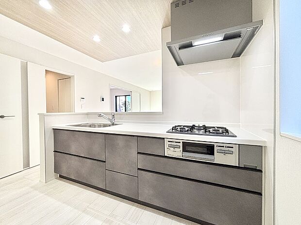 【ダイニングキッチン】料理をしながらでもご家族との会話を楽しめる対面キッチン