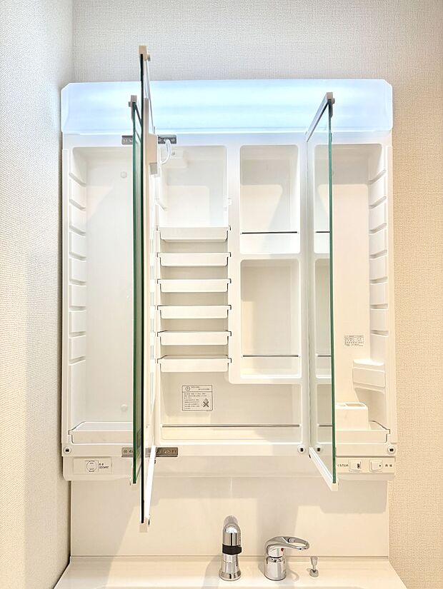 【その他設備(三面鏡裏収納)】三面鏡の裏に、化粧品や衛生用品などを収納可能。洗面台をすっきりと保ちます!