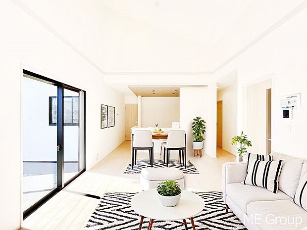 【リビング】明るい陽光に包まれる広々としたLDKは家族みんなの憩いの空間　※家具はCGです