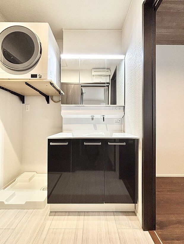 【洗面台・洗面所】大きく見やすい三面鏡で清潔感ある洗面台は、身だしなみチェックや肌のお手入れにおすすめです。