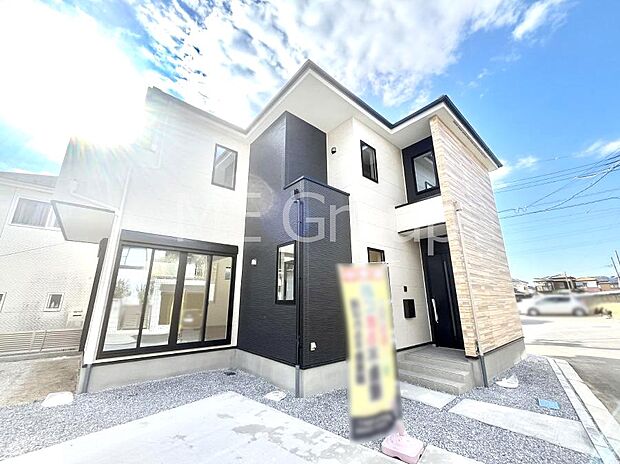 【現地外観写真】暮らしやすさと居心地の良さにこだわったシンプルで飽きのこないデザイン !