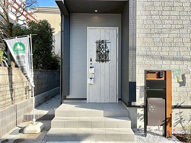 【玄関】大切な家族、来客を出迎える玄関。