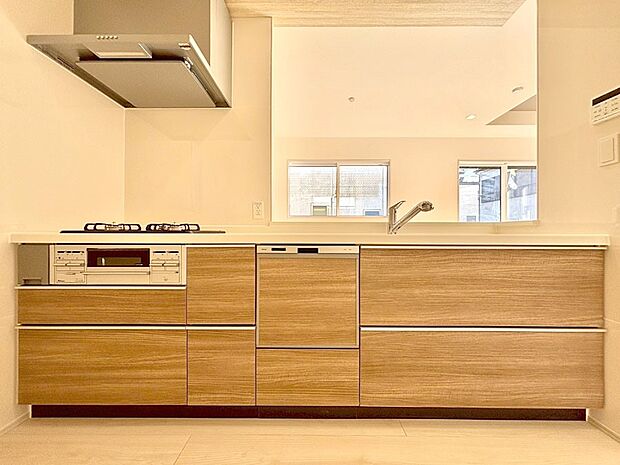 【ダイニングキッチン】料理をしながらでもご家族との会話を楽しめる対面キッチン