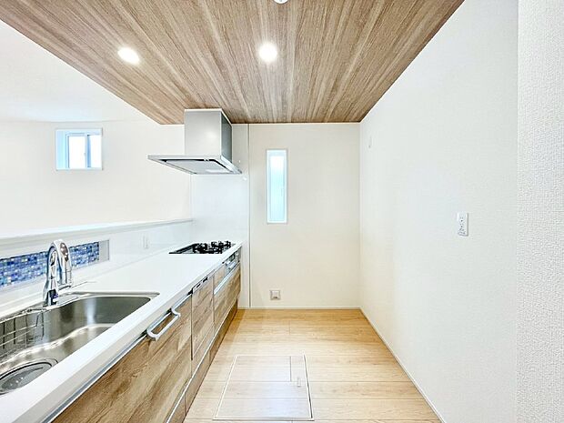 【ダイニングキッチン】爽やかな風が通り抜けるキッチン。窓があるので明るく換気にも役立ちます。