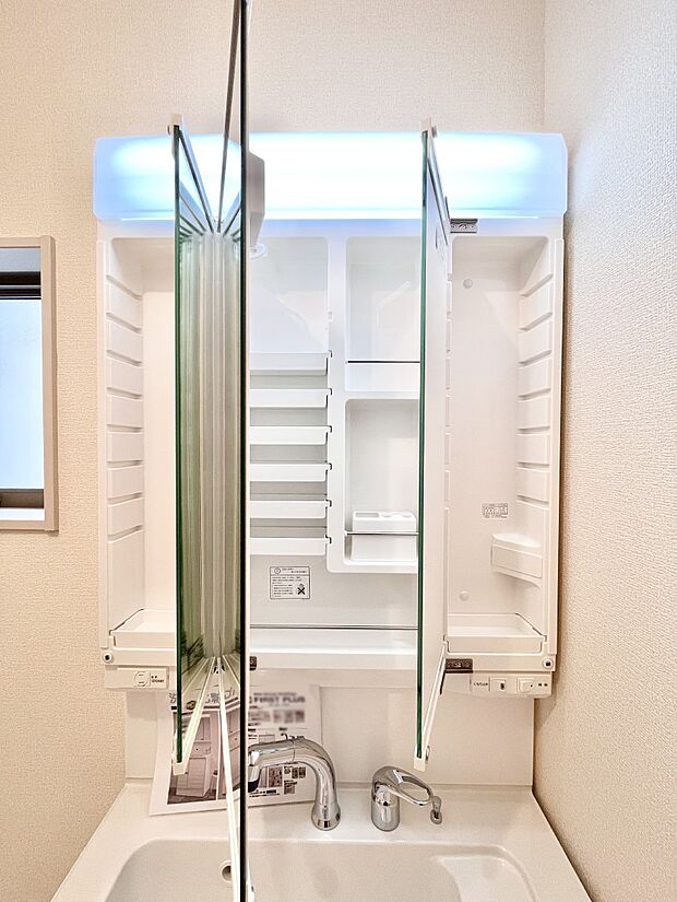 【その他設備(三面鏡裏収納)】三面鏡の裏に、化粧品や衛生用品などを収納可能。洗面台をすっきりと保ちます！