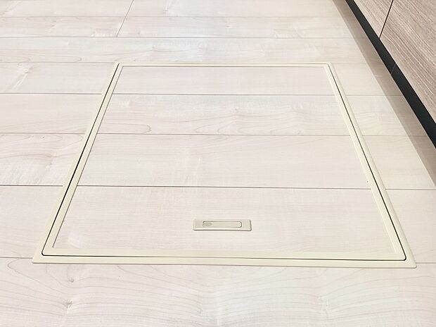 【その他設備(床下収納)】床下収納付き！日用品・非常用品の収納にも大活躍。