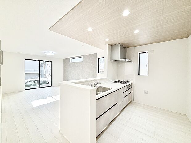 【ダイニングキッチン】ゆとりあるキッチンではご家族と楽しくお料理ができます。