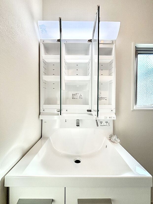 【その他設備(三面鏡裏収納)】三面鏡の裏に、化粧品や衛生用品などを収納可能。洗面台をすっきりと保ちます！