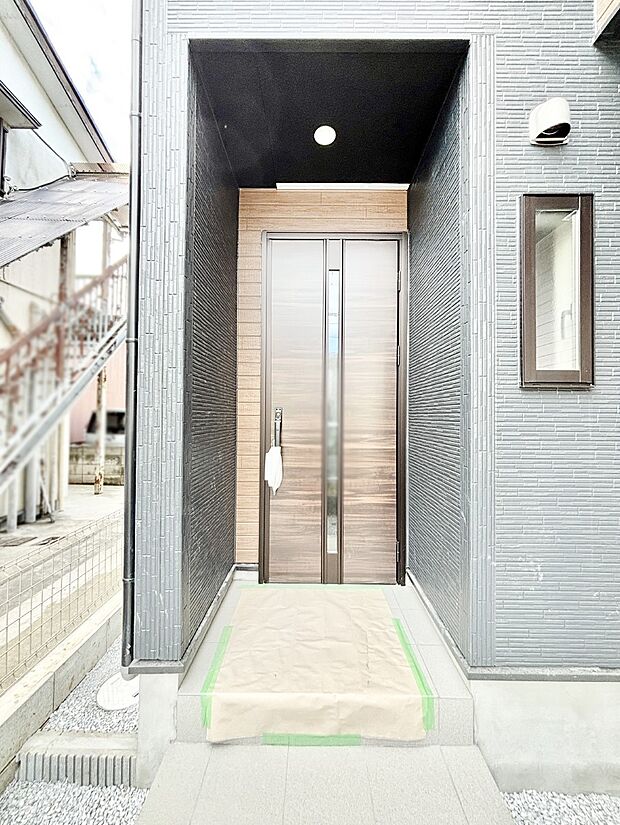 【玄関】玄関前は屋根付きで雨が降っていても濡れにくいです。